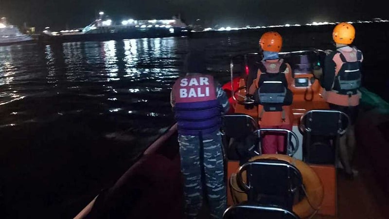 বালি উপকূলে ফেরি ডুবে ৪ মৃত্যু, নিখোঁজ বহু