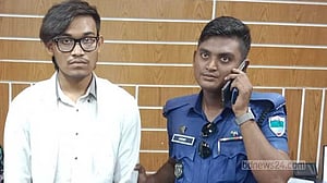 যশোর হাসপাতালে চিকিৎসক পরিচয়ে প্রতারণার অভিযোগ, যুবক আটক