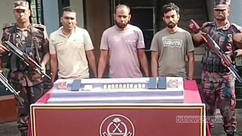 প্যান্টের পকেট-মানিব্যাগে মিলল ২ কোটি টাকার সোনার বার, আটক ৩
