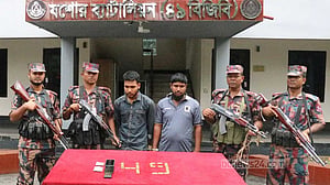 যশোরে ‘সাড়ে ৪ কোটি টাকার সোনার বারসহ দুই পাচারকারী’ গ্রেপ্তার