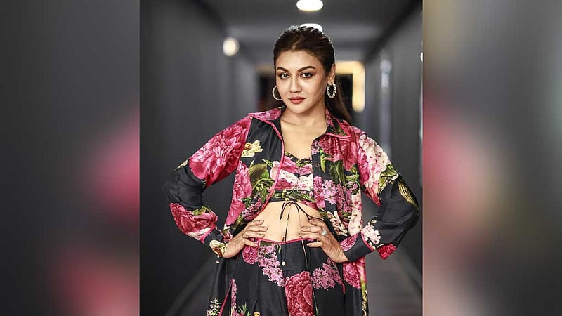 সন্তান দত্তক নিতে আগ্রহী জয়া, বাধা কোথায়