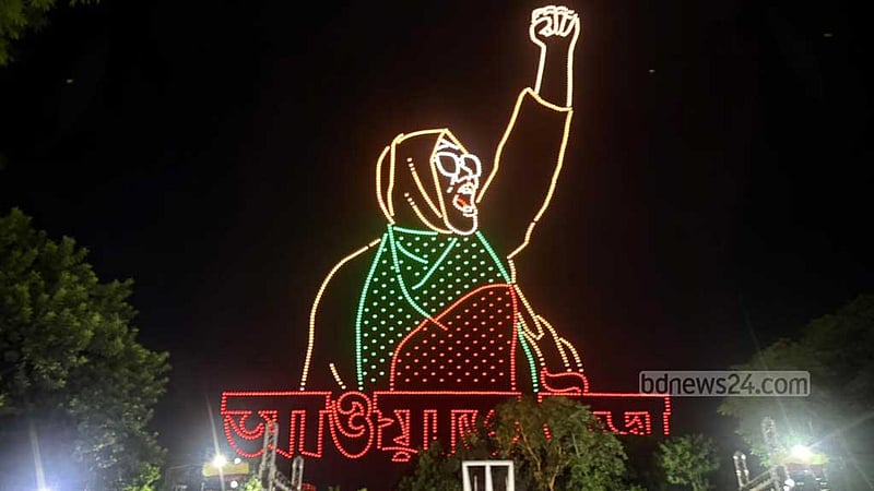 মধ্যরাতের আকাশে ভেসে উঠল ‘জুলাই স্মৃতি’