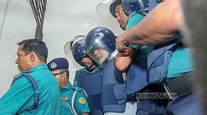 কাঠগড়ায় সাবেক প্রধান বিচারপতি খায়রুল হকের ২০ মিনিট