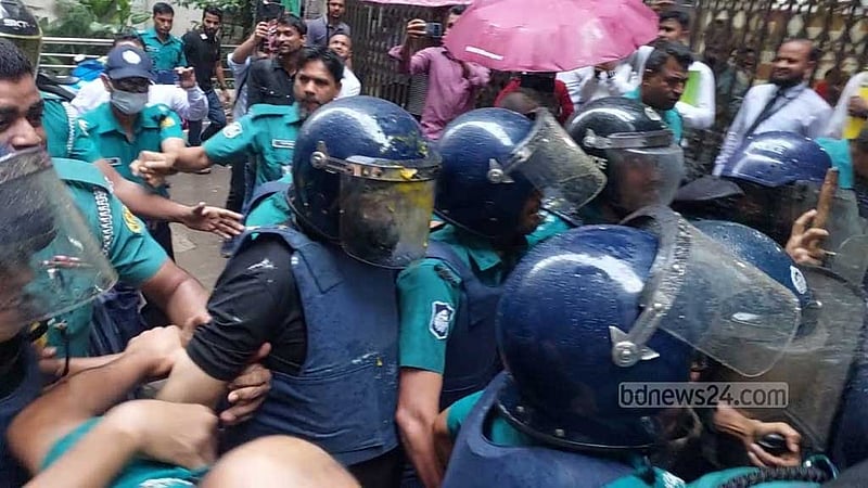 বিএসবি গ্লোবালের বাশারকে আদালত প্রাঙ্গণে কিল-ঘুষি-লাথি, ডিম নিক্ষেপ