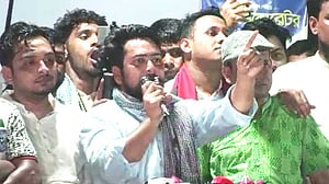 ‘ফ্যাসিস্ট’ রাষ্ট্রপতি দেশকে হাসিনার কাছে তুলে দিয়েছিলেন: কিশোরগঞ্জে নাহিদ