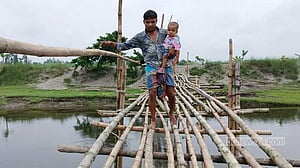 কুড়িগ্রামে বারোমাসিয়া নদীর ভাঙা সাঁকোয় বারোমাসি দুঃখ