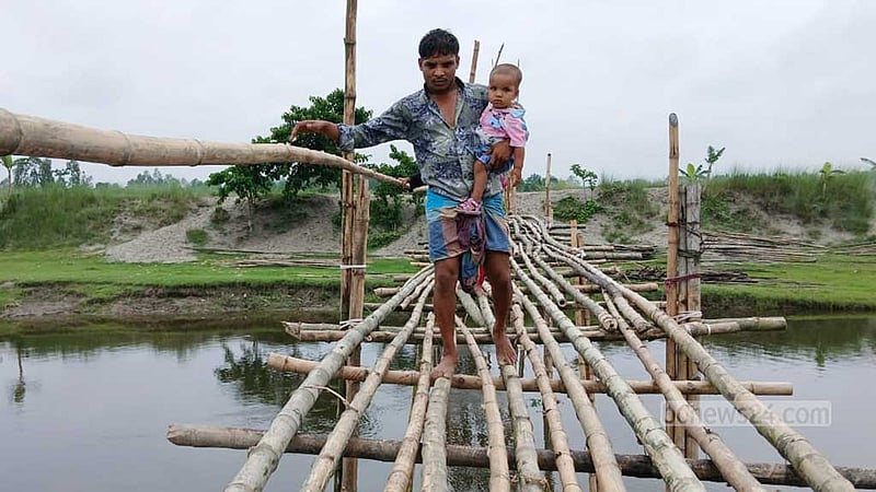 কুড়িগ্রামে বারোমাসিয়া নদীর ভাঙা সাঁকোয় বারোমাসি দুঃখ
