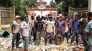 পৌরসভার ফটকে ময়লা ফেলে পরিচ্ছন্নতা কর্মীদের কর্মবিরতি