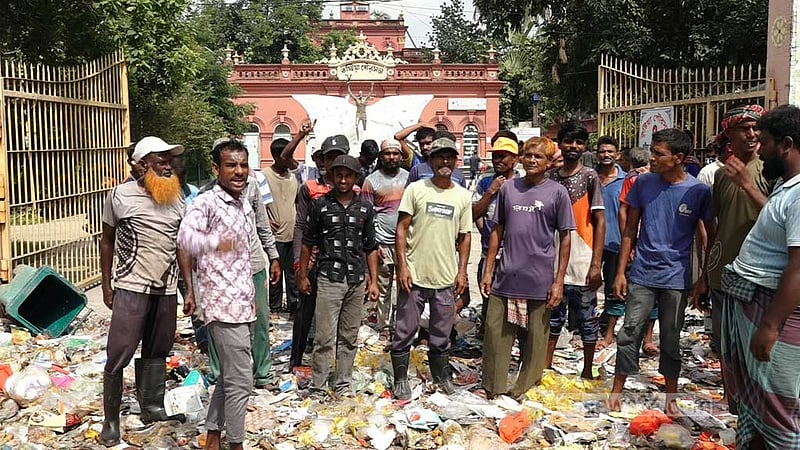 পৌরসভার ফটকে ময়লা ফেলে পরিচ্ছন্নতা কর্মীদের কর্মবিরতি