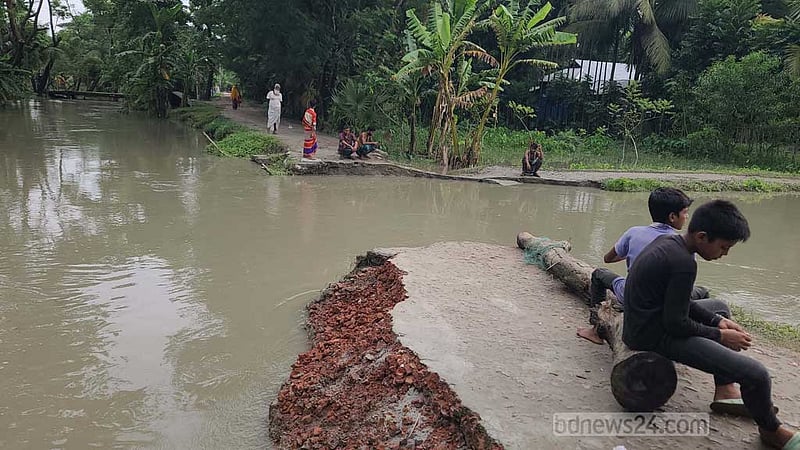 লক্ষ্মীপুরে বৃষ্টি-জোয়ারে বিচ্ছিন্ন সড়ক, দুর্ভোগে ২০ হাজার মানুষ