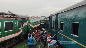 লালমনিরহাটে ২ ট্রেনের সংঘর্ষে তদন্ত কমিটি, চারটির যাত্রা বাতিল