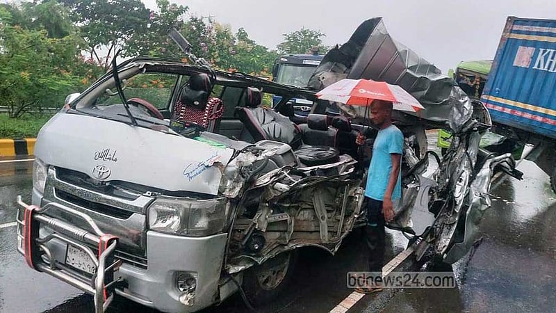 ঢাকা-ভাঙ্গা এক্সপ্রেসওয়েতে কভার্ড ভ্যান ও মাইক্রোবাসে বাসের ধাক্কা, নিহত ২