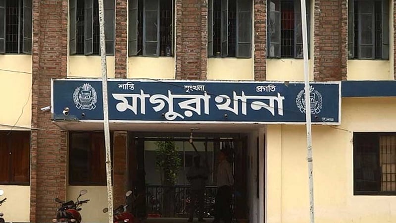মাগুরায় চালবাহী ট্রাক ডোবায় পড়ে চালক নিহত