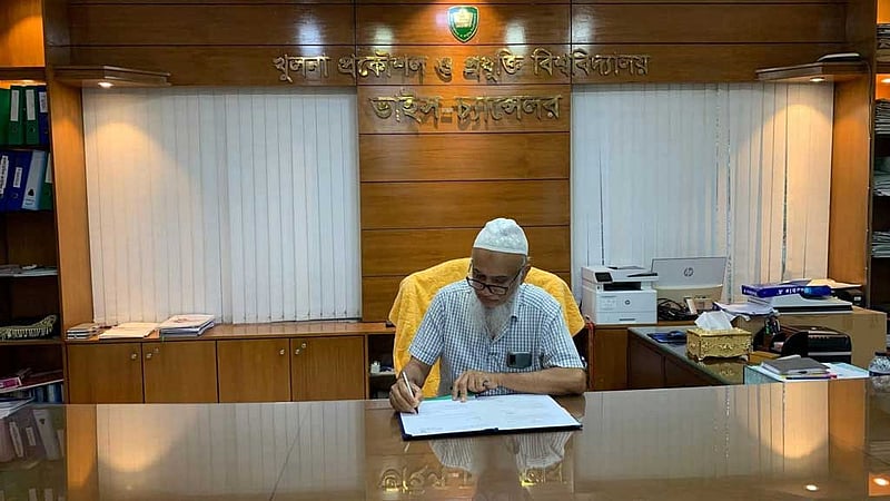 কুয়েটের উপাচার্য মাকসুদ হেলালী, প্রথমবারের মত পত্রিকায় বিজ্ঞপ্তি দিয়ে নিয়োগ