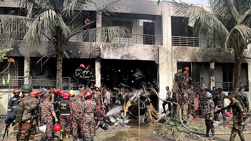 হঠাৎ বিকট শব্দ, দৌড়ে গিয়ে দেখি স্কুল ভবনে আগুন!