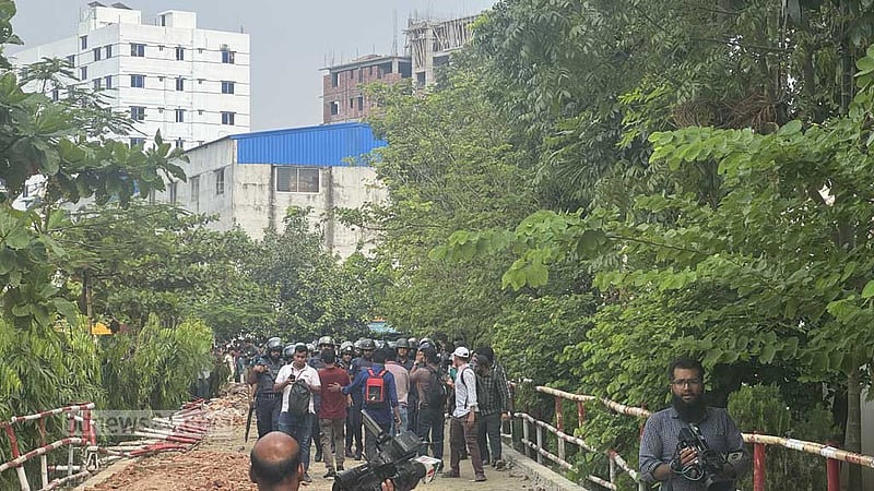 দুই উপদেষ্টাকে ভেতরে রেখে মাইলস্টোনের ফটকে তালা, বাড়তি পুলিশ মোতায়েন