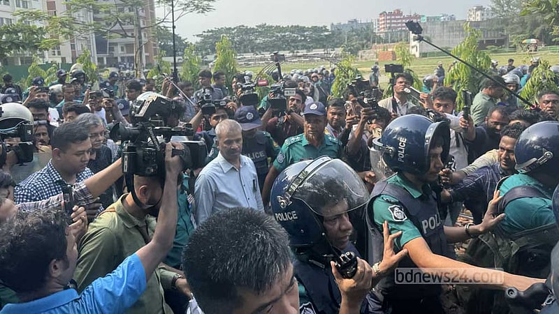 মাইলস্টোনেই আটকা দুই উপদেষ্টা, গোল চত্বরে শিক্ষার্থীদের অবস্থান