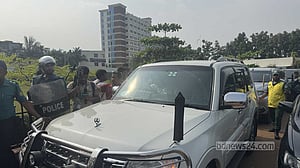 ৯ ঘণ্টা অবরুদ্ধ থাকার পর মাইলস্টোন ছাড়তে পারলেন দুই উপদেষ্টা