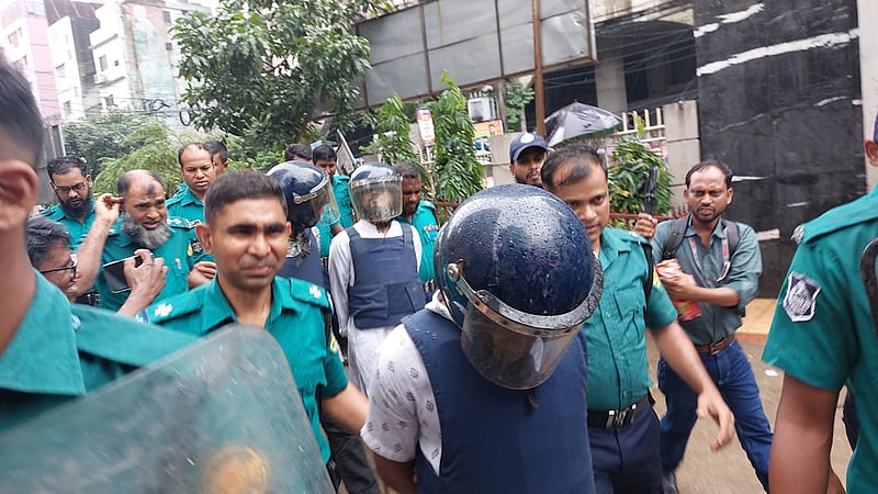 থানায় ঢুকে ‘মব সৃষ্টি’, তিনজন কারাগারে