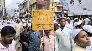 ময়মনসিংহে মাদ্রাসা শিক্ষার্থীদের সড়ক অবরোধ, ভোগান্তি