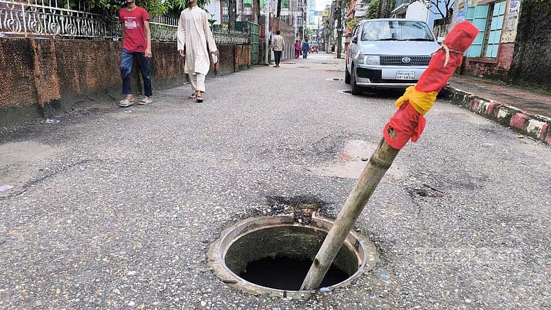 ময়মনসিংহ নগরে অহরহ ম্যানহোলের ঢাকনা ‘চুরি’, চলাচলে ঝুঁকি