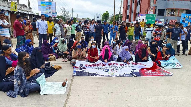 বিআইটি গঠনের দাবিতে ময়মনসিংহে শিক্ষার্থীদের ‘ব্লকেড’, যানজটে ভোগান্তি