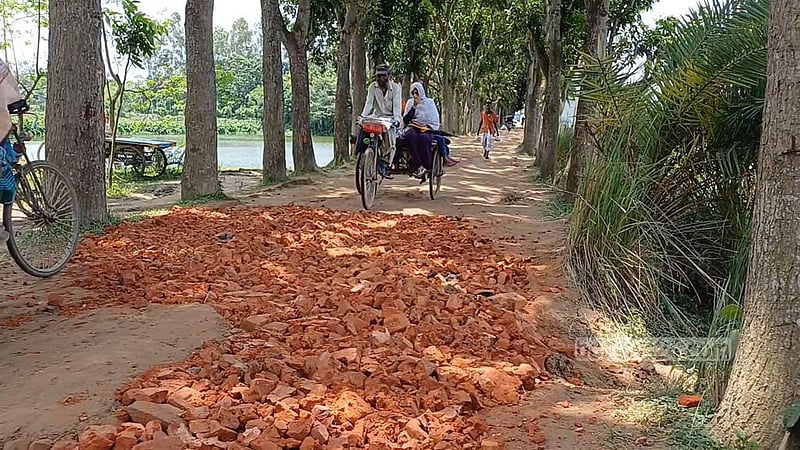 নওগাঁয় স্বেচ্ছাশ্রমে সংস্কার হল এক কিলোমিটার রাস্তা