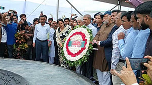 চাঁদাবাজদের বিরুদ্ধে জনগণকেও ‘রুখে দাঁড়াতে’ বললেন আইন উপদেষ্টা