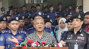 লুট হওয়া সব অস্ত্র এখনও উদ্ধার করতে পারি নাই: স্বরাষ্ট্র উপদেষ্টা