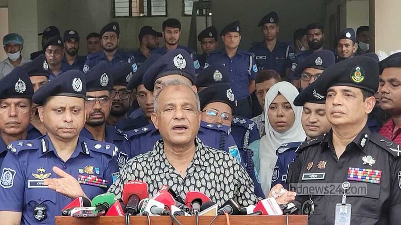 লুট হওয়া সব অস্ত্র এখনও উদ্ধার করতে পারি নাই: স্বরাষ্ট্র উপদেষ্টা