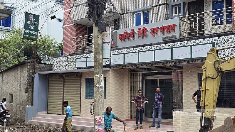 নরসিংদীতে প্রসূতির পেটে ১৮ ইঞ্চি কাপড় রেখে সেলাই!