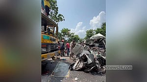 নাটোর ট্রাক-মাইক্রোবাস সংঘর্ষে নিহত ৬