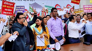 এনবিআর আন্দোলনে বদলির আদেশ ছিঁড়ে ‘প্রতিবাদ’, ১৪ কর্মকর্তা বরখাস্ত