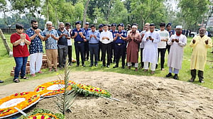 মাহেরীন চৌধুরীর সমাধিতে নীলফামারীর ডিসি-এসপির শ্রদ্ধা
