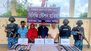নোয়াখালীতে ‘পাঁচটি অস্ত্র ও ২২ ভরি চোরাই সোনা’সহ আটক ৪