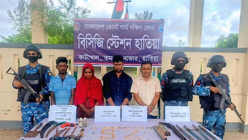 নোয়াখালীতে ‘পাঁচটি অস্ত্র ও ২২ ভরি চোরাই সোনা’সহ আটক ৪