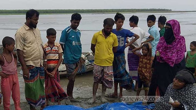 হাতিয়ায় বাল্কহেডের ধাক্কায় ট্রলারডুবি, একজন নিহত, নিখোঁজ ১