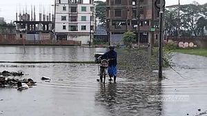নোয়াখালীতে তিন ঘণ্টার বৃষ্টিতে বাড়ল জলাবদ্ধতা, দুর্ভোগে বহু মানুষ