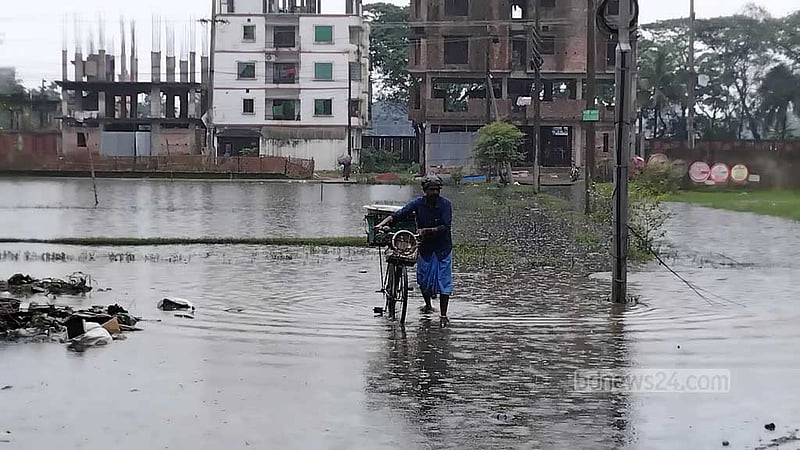 নোয়াখালীতে তিন ঘণ্টার বৃষ্টিতে বাড়ল জলাবদ্ধতা, দুর্ভোগে বহু মানুষ