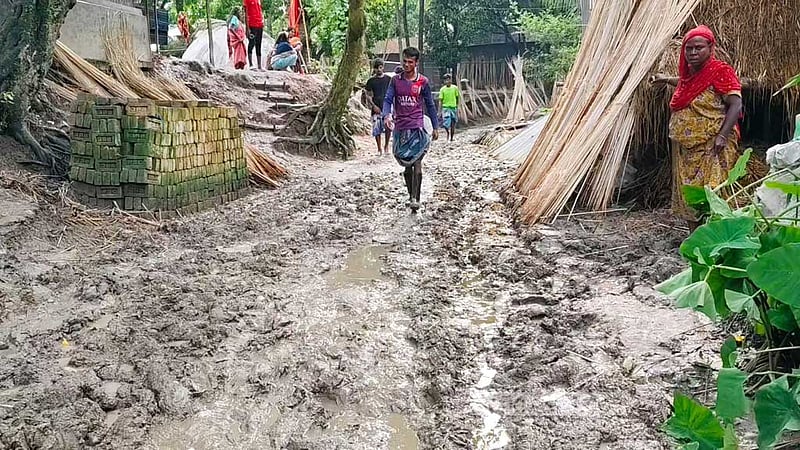 বৃষ্টি হলেই হাঁটু সমান কাঁদা, চরম ভোগান্তিতে মামাখালীর মানুষ