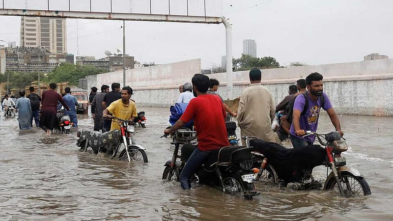 পাকিস্তানে বৃষ্টিতে ২৪ ঘণ্টায় ৬৩ জনের মৃত্যু, পাঞ্জাবে জরুরি অবস্থা