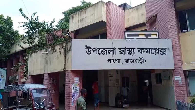 ২৪ ঘণ্টায় রাজবাড়ী হাসপাতালে সাপের কামড়ের ৩ রোগী, হাতে গোখরা