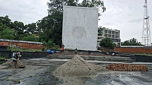 রাজশাহীতে বঙ্গবন্ধুর ম্যুরালের সামনে হচ্ছে ‘জুলাই শহীদ স্মৃতিস্তম্ভ’