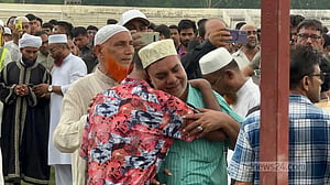 ‘আমি সেই হতভাগ্য পিতা, যার কাঁধে সন্তানের লাশ’, তৌকিরের জানাজায় বাবা