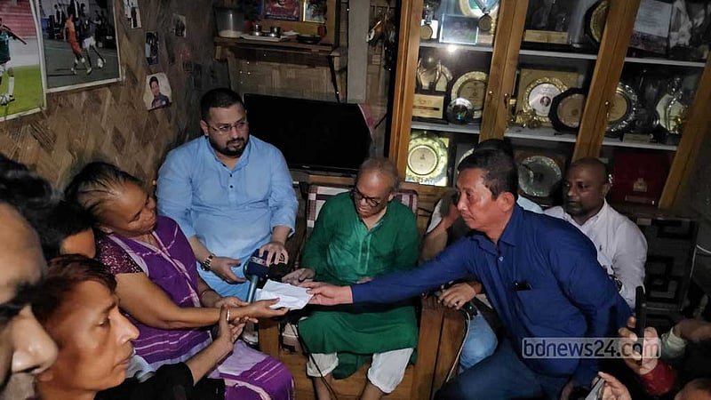 ফুটবলার ঋতুপর্ণার অসুস্থ মাকে দেখতে গ্রামের বাড়িতে রিজভী