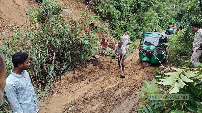 রাঙামাটির মারিশ্যা-দীঘিনালা সড়কে পাহাড় ধস: ৫ ঘণ্টা পর চলল গাড়ি