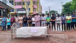 রাস্তা সংস্কারের দাবিতে রংপুর সিটি করপোরেশনের ‘গায়েবানা জানাজা’