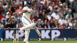 ব্যাট-বলের দারুণ লড়াইয়ের দিনে পান্তকে নিয়ে শঙ্কায় ভারত