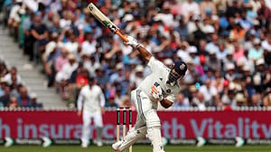 ভাঙা পা নিয়ে শেবাগের ছক্কার রেকর্ড ছুঁলেন পান্ত