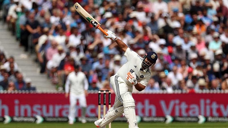 ভাঙা পা নিয়ে শেবাগের ছক্কার রেকর্ড ছুঁলেন পান্ত
